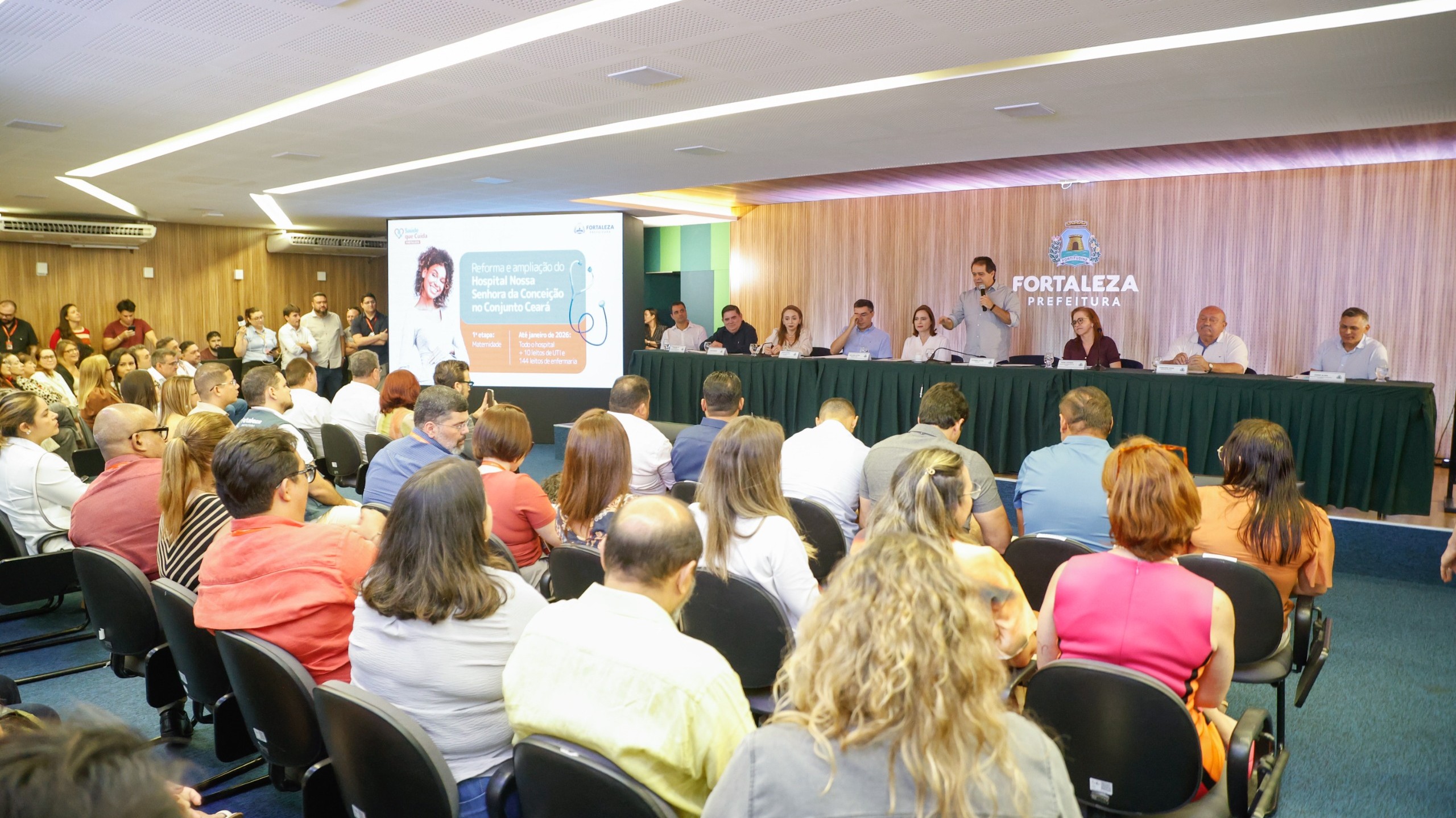grupo de pessoas no auditório do paço